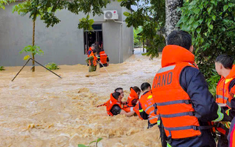 Police officers brave raging floodwaters to rescue family of 5 in northern Vietnam