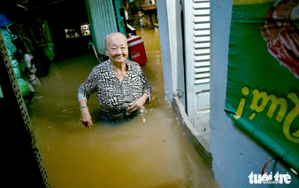 Close-up of severely flooded market area in Vietnam’s Can Tho during peak tide