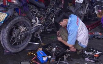 Floods triple vehicle repair demand in Hanoi