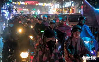 Heavy rain paralyzes Ho Chi Minh City traffic, forces commuters onto sidewalks