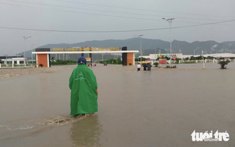 Heavy rain floods industrial park, idles over 6,000 workers in Vietnam’s Khanh Hoa
