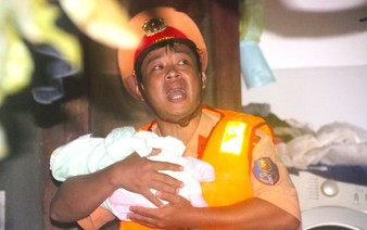 Rescuers save 20-day-old infant stranded in south-central Vietnam floods