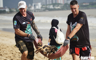 Foreigners join locals in cleaning up Nha Trang beach after floods in south-central Vietnam
