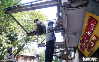 Hanoi steps up sidewalk clean-up with widespread awning removal