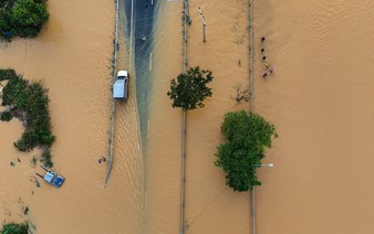 Thailand shifts gear in flood evacuation; Indonesia death toll climbs to 61
