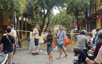 Tourists pack Vietnam’s Hoi An despite returning floodwaters