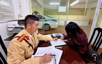 Hanoi woman fined $722 for driving against traffic