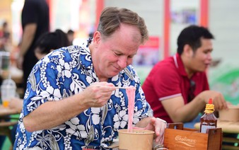 Foreign visitors in love with Pho Day 2025, surprised by ‘pho’ varieties never before heard