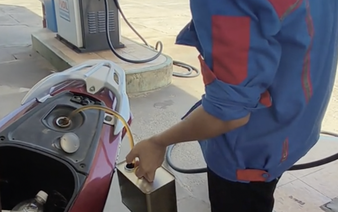 Filling station worker refuses bank transfer, siphons gasoline back in Vietnam
