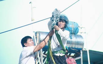Father, daughter in Ho Chi Minh City invent diagonal cable escape system for high-rise fires