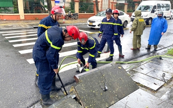 Da Nang policeman climbs into storm drain to recover phone for foreign tourist