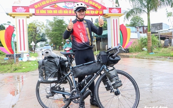 Foreign cyclist completes 22,000km journey, donates bike to aid flood-prone communities in Da Nang