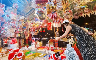 Christmas decoration sales in Ho Chi Minh City slump after storms, floods