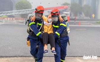 Hundreds participate in fire drill at Da Nang administrative center