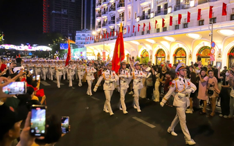 Ho Chi Minh City traffic police provide advice to avoid traffic jams during rehearsals for Vietnam’s Reunification Day parade