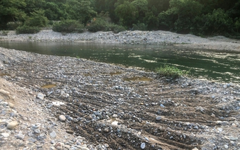 Illegal sand mining threatens scenic river in Da Nang’s eco-tourism area