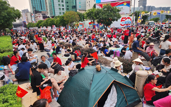 Before sunset, people lay tarps, pitch tents to claim spots for April 30 parade in Ho Chi Minh City