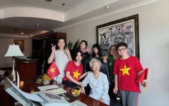 Ho Chi Minh City family books presidential suite to view Vietnam’s 50th Reunification Day parade