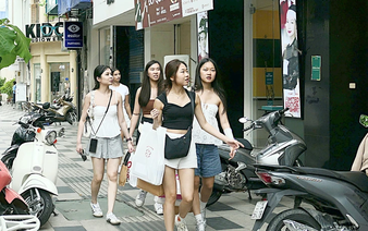 Vietnam’s fashion shopping tours attract foreign visitors