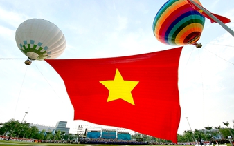 Giant national flag unfurled in Vietnam’s Nghe An to mark President Ho Chi Minh’s 135th birthday