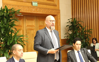 Vietnam consults int’l experts on building financial centers