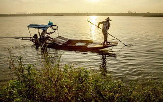 Hanoi fishers use illegal shock devices to catch fish under Long Bien Bridge