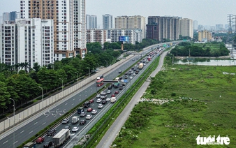 Holidaymakers return to Hanoi amid rain, heavy traffic after Reunification Day holiday