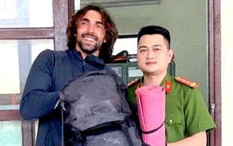 Swiss tourist thanks Vietnam police for recovering lost backpack