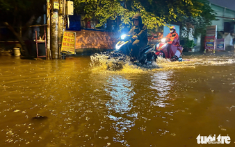 Downpour leaves streets flooded in several parts of Ho Chi Minh City