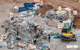 Hanoi district authorities investigate floodplain encroachments after Tuoi Tre report