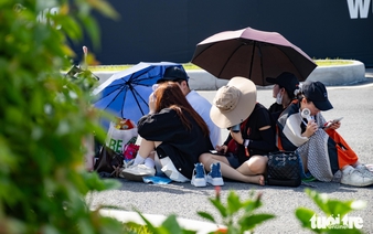Fans queue overnight in heat for Vietnam concert series