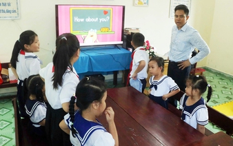 From USBs to TV screens, tech brings lessons to life on Vietnam’s remote islands