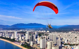 Paragliders to soar over Nha Trang sky throughout summer 2025 