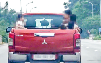 Man fined for transporting 6 children in pickup truck bed in Hanoi