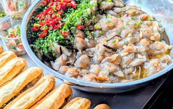 Hidden alley spot brings Hue flavor of ‘banh mi bot loc’ to Ho Chi Minh City