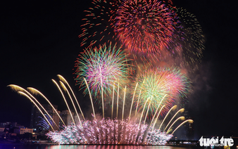 Fireworks shows by Vietnam, Poland wow Da Nang crowds with sights, sounds