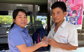 Train station employee in central Vietnam returns $2,200 left behind by passenger