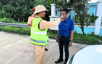 Driver carrying 45 passengers caught driving with high breath alcohol level on Vietnam expressway