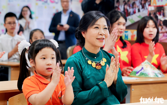 Vietnamese Party chief’s spouse visits Vietnamese language classes in Moscow