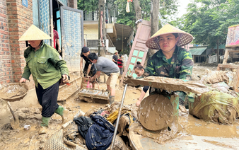 Residents in Vietnam’s Nghe An dig through mud to salvage belongings after floods
