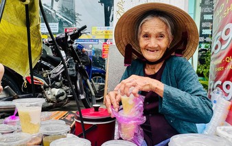 Octogenarian sells desserts on Ho Chi Minh City sidewalk to care for ill son