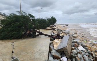 Low-pressure area approaching East Vietnam Sea could intensify into tropical depression