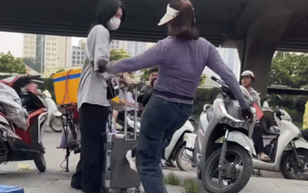 Street vendor fined for forcing girl off sidewalk in Hanoi