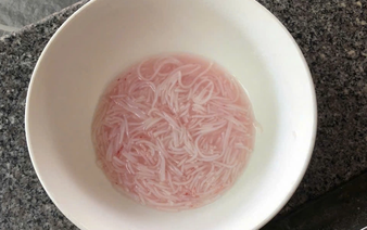 Da Nang investigates report of rice noodles turning red