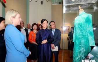 Vietnamese Party chief's spouse presents ‘ao dai,’ lacquer painting to Russian museum