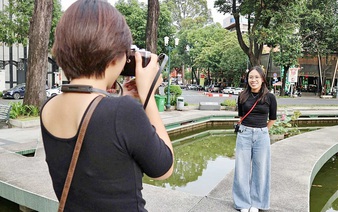 Young Vietnamese rediscover charm of vintage film cameras