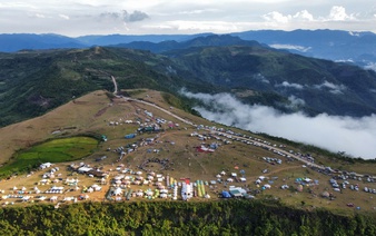 In Vietnam, remote meadow draws 6,000 visitors for cloud-watching festival