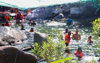 Da Nang residents escape heat at mountain streams