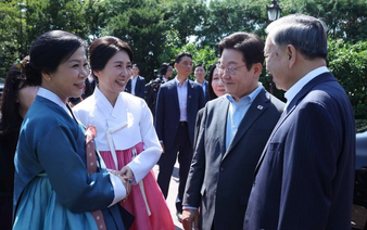 Vietnam’s Party chief, spouse enjoy tea, traditional art performances in S.Korea