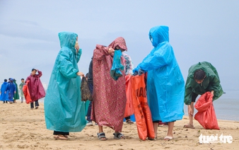 Over 500 people brave rain for Da Nang beach clean-up